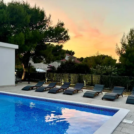 Вілла White Villa, Brac