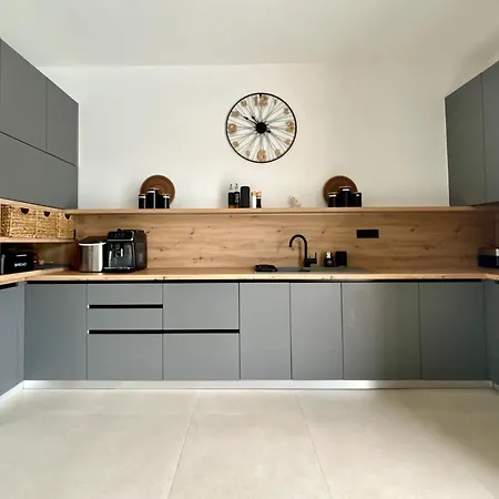 White Villa, Brac Βίλα